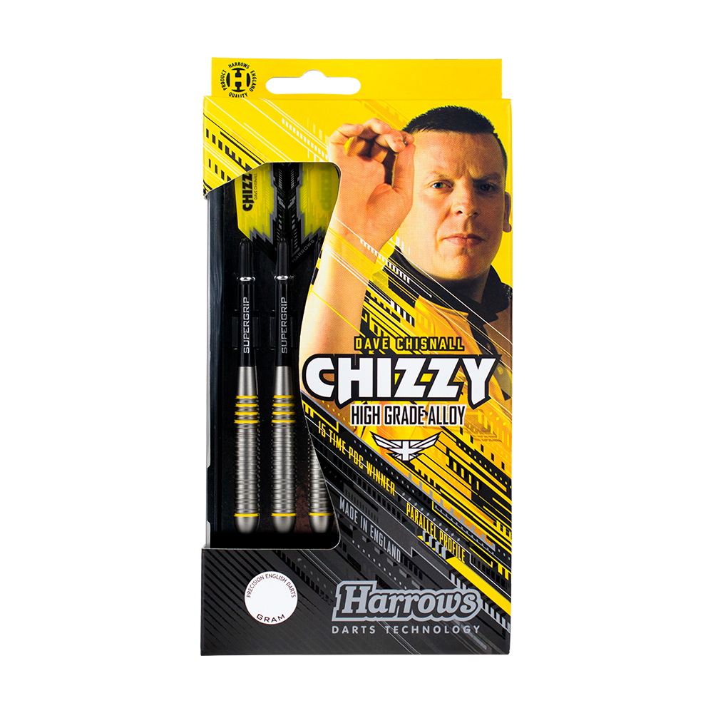 HA24490_Harrows_Dave_Chisnall_Chizzy_Brass_Steeldarts_3 Die Abbildung zeigt die Verpackung der Harrows Dave Chisnall Chizzy Brass Steeldarts. Auf der Verpackung sind drei Darts sowie ein Bild von Dave Chisnall und gelbe Designelemente zu sehen.
