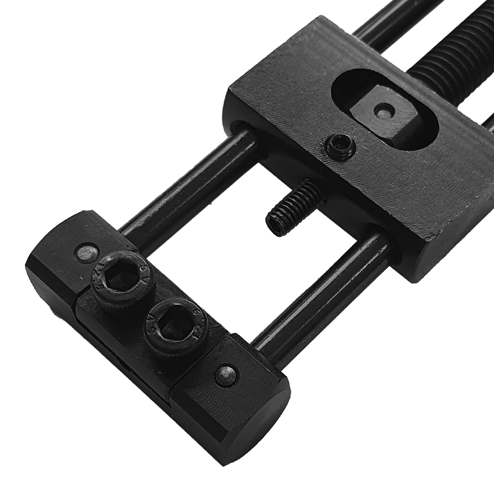 Designa Dart Repointer Black Pro Edition - Spitzenwechsler ist ein Tool zum Wechseln von Dartspitzen. Das Bild zeigt das Produkt aus schwarzem Material.