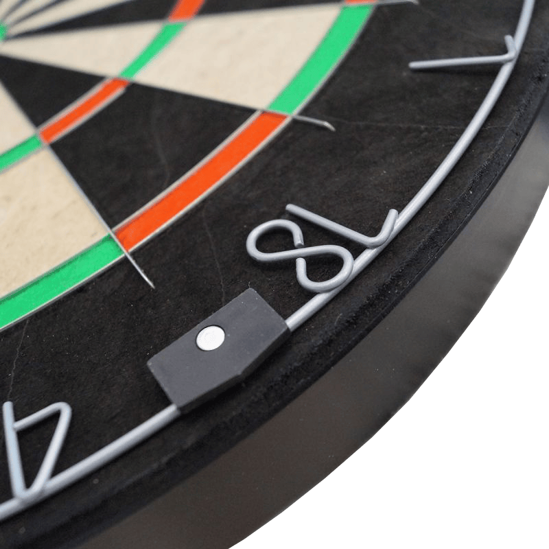 Karella Dartboard BullOut Set including 2 sets of steel darts Das Bild zeigt das Karella Dartboard BullOut Set inklusive zwei Sätzen Steeldarts. Dieses Set ist ideal für Dartspieler und enthält alles, was für den Start benötigt wird.