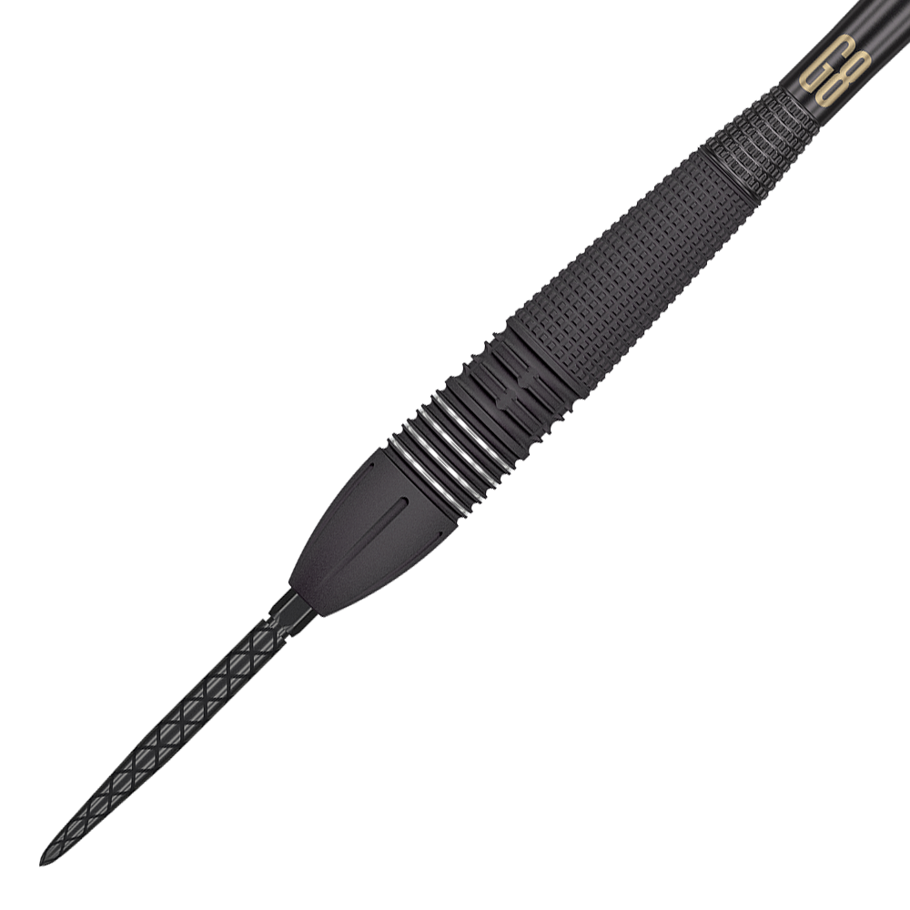 Das Bild zeigt einen Target Phil Taylor Power 9Five GEN8 Swiss Point Steeldart. Der Dart ist überwiegend schwarz mit feinen Silberdetails und einer strukturierten Griffzone.