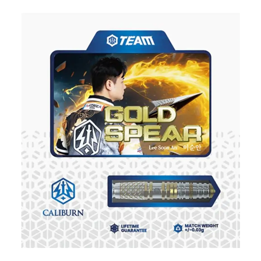 Abgebildet sind die Caliburn Players Darts Lee Soon An Gold Spear Steeldarts, 23g. Diese Darts zeichnen sich durch eine goldfarbene Optik aus.