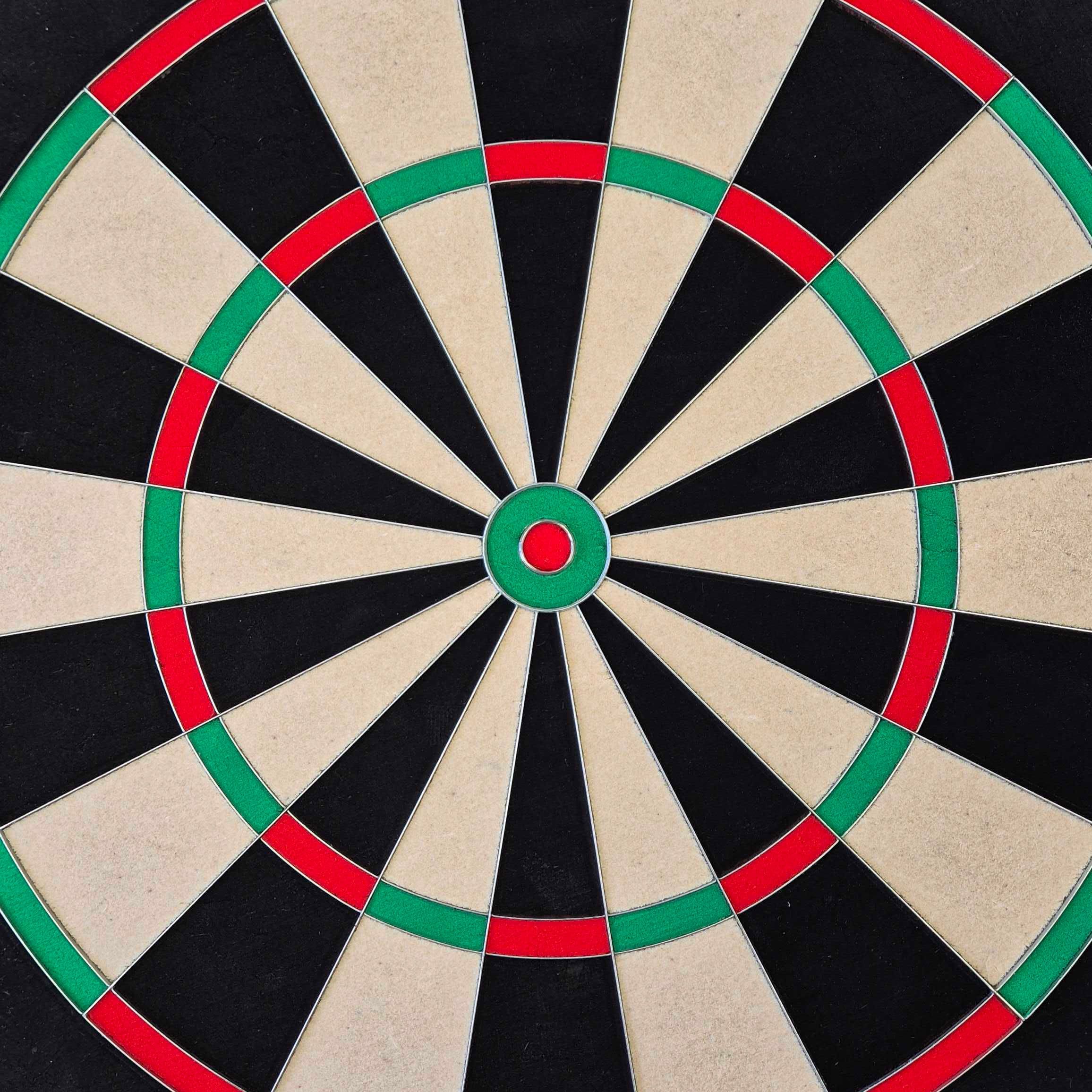 McDart Precision steel dartboard Das Bild zeigt ein McDart Precision Steeldartboard. Die Dartscheibe ist in schwarze, beige, grüne und rote Segmente unterteilt.