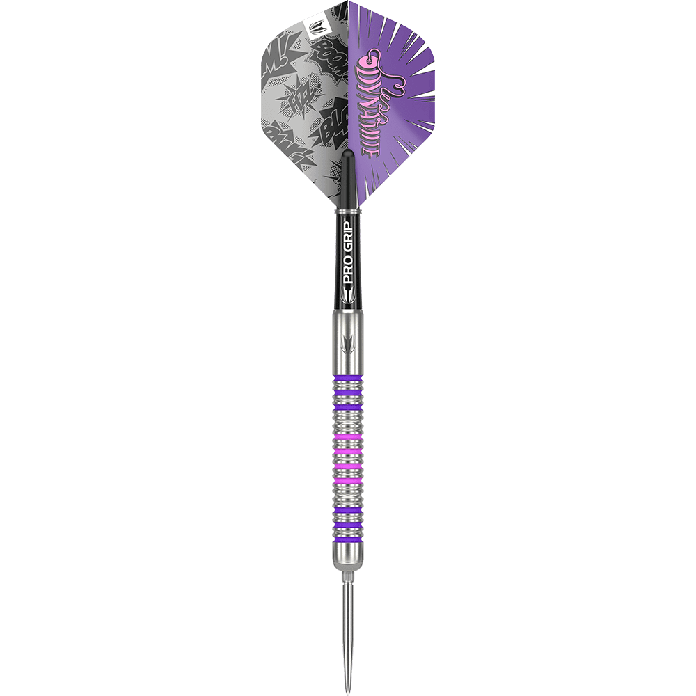 190221_Target_Elanor_Cairns_GEN1_Swiss_Point_Steeldarts_1GmihTg3VuN3IB Der abgebildete Dart ist der "Target Eleanor Cairns GEN1 Swiss Point Steeldart - 24g". Er besitzt ein auffälliges Design mit lila, silbernen und pinken Akzenten sowie einer gemusterten Flight.