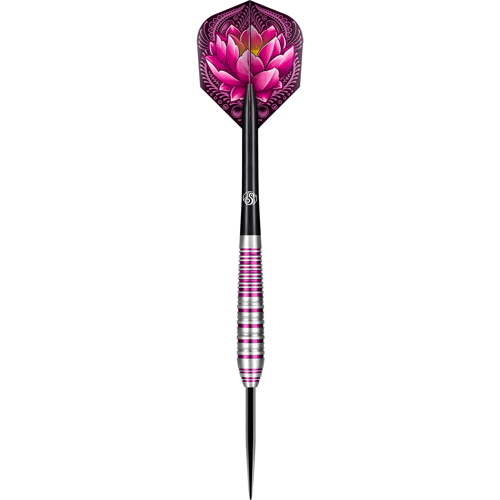 67163_Shot_ZEN_Juji_Steeldarts_1SOQwII0p5v9hk Das Bild zeigt einen Shot ZEN Juji Steeldart mit einem auffälligen pinken Lotusblumen-Design auf dem Flight. Der Dart hat einen silbernen und pinken Ring-Griff und eine schwarze Spitze.