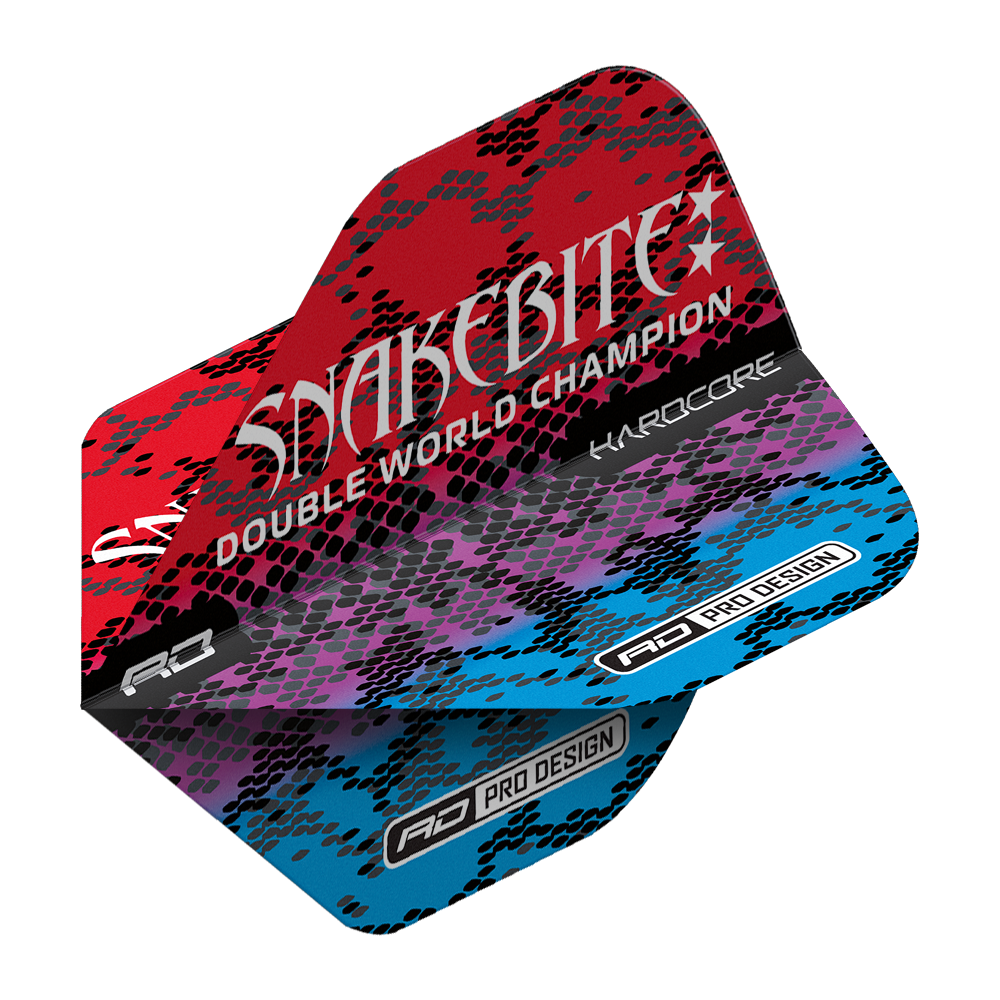 TF6843_Red_Dragon_Hardcore_Peter_Wright_Snakebite_Multi_Snakeskin_Red_Standard_Flights_2X9jcmJt33ytBr Das Bild zeigt Dart-Flights mit einem bunten Schlangenhaut-Muster in Rot, Lila und Blau. Auf den Flights steht „SNAKEBITE DOUBLE WORLD CHAMPION“ sowie weitere Markenbezeichnungen.