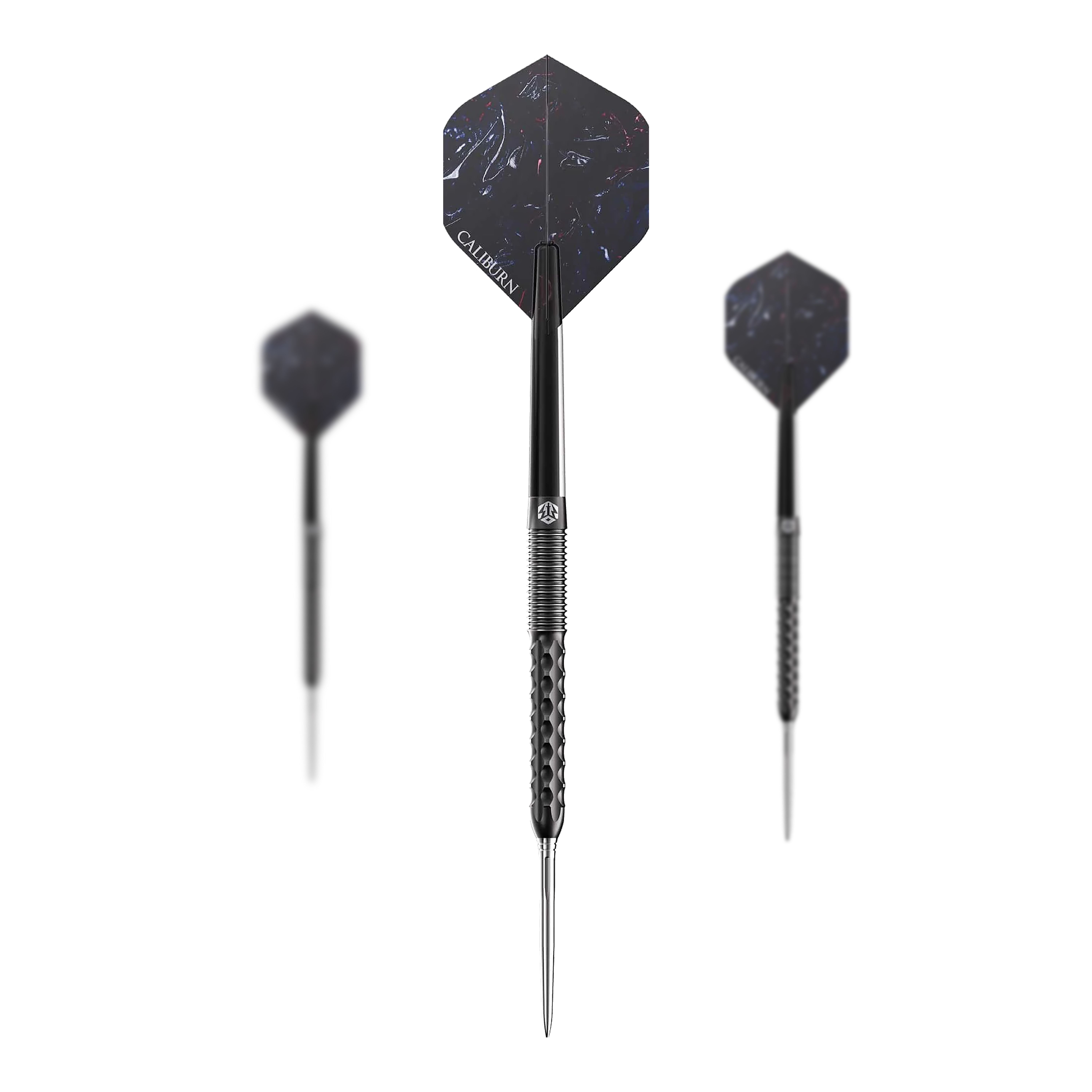 Caliburn Sword S1 steel darts Das Bild zeigt drei Steeldarts des Produkts "Caliburn Sword S1". Die Darts haben eine dunkle Farbe mit hexagonalen Flights und einem strukturierten Griff.
