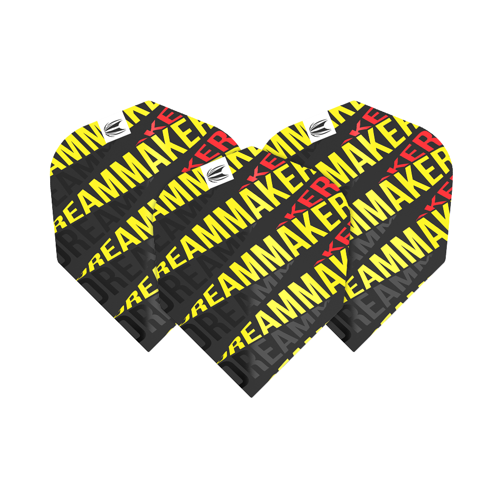 Das Bild zeigt drei Dart-Flights mit dem Schriftzug "DREAMMAKER" in gelber und roter Schrift. Die Flights sind schwarz mit markantem Aufdruck und tragen das Logo von Target.