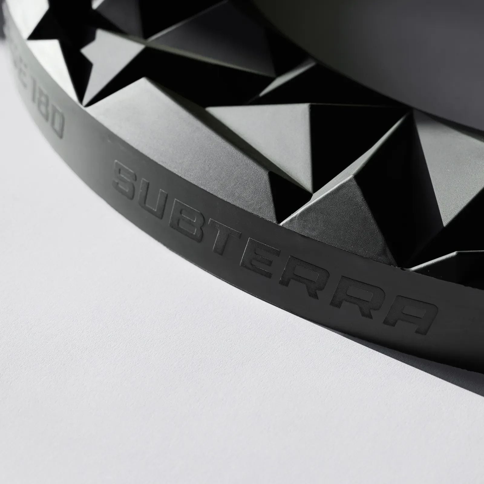 Precise 180 3D Dartboard Surround Subterra - Graphite Das Precise 180 3D Dartboard Surround Subterra - Graphite ist auf dem Foto zu sehen. Diese Umrandung eignet sich ideal für Dartliebhaber.