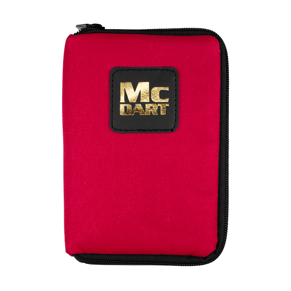 712_McDart_Tasche_Klein_Rot_1 Auf dem Bild ist eine kleine, rote McDart-Tasche zu sehen. Sie hat einen schwarzen Reißverschluss und ein schwarzes Logo mit goldener Schrift auf der Vorderseite.