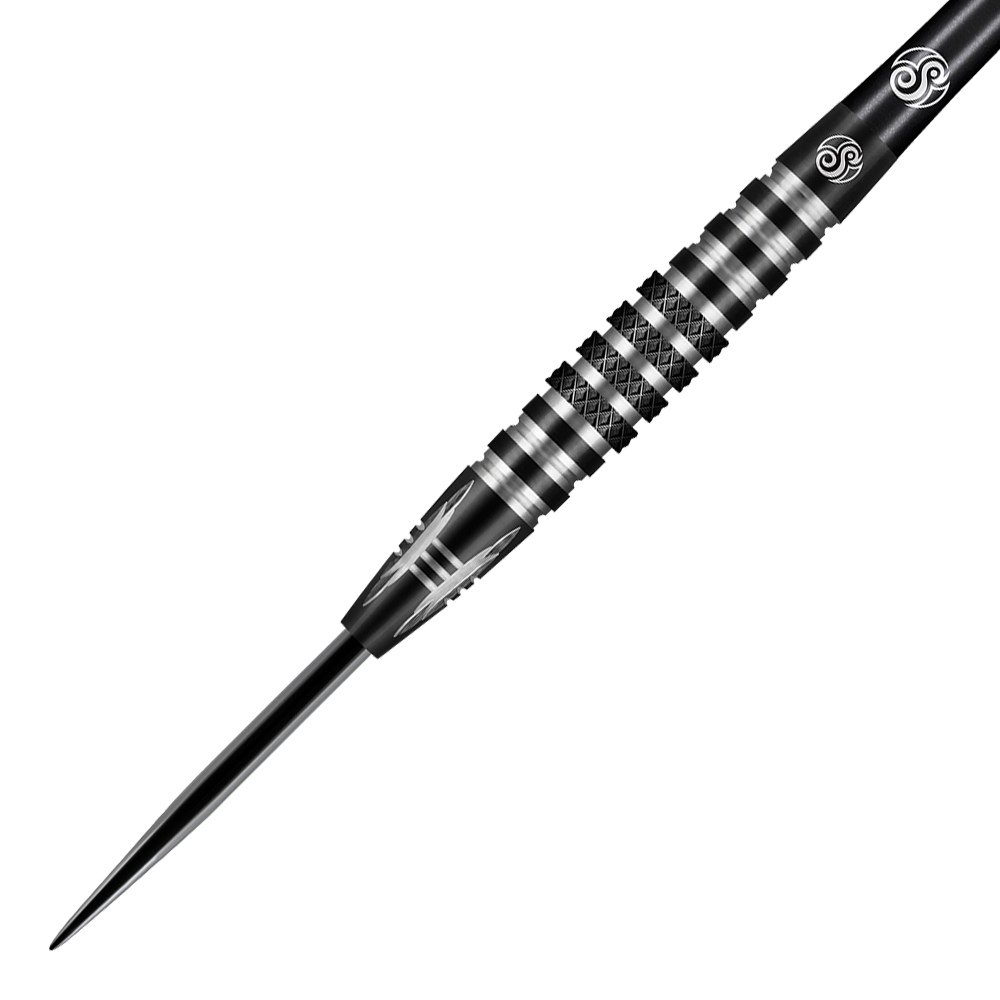 66937_Shot_Americana_The_Wrangler_Steeldarts_2 Dies ist ein schwarzer Steeldart mit silbernen Rillen und Mustern am Griff. Die Spitze ist aus Metall und der Griffbereich zeigt ein detailreiches, gerändeltes Design.