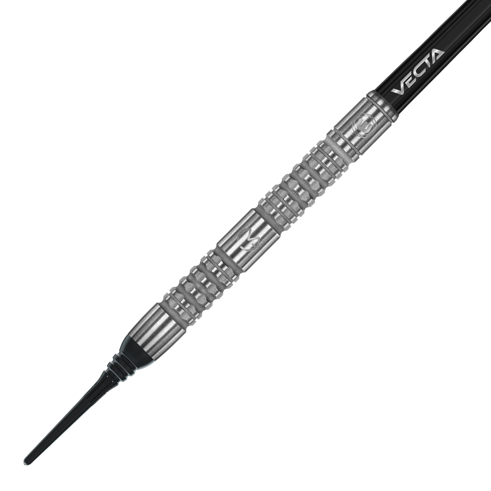 2431_Winmau_Michael_Van_Gerwen_MvG_Absolute_Softdarts_22AtMaPipzGeG4 Das Bild zeigt einen Winmau Michael Van Gerwen MvG Absolute Softdart. Der Dart hat ein silbernes Barrel mit eingraviertem Muster und einem schwarzen Schaft.