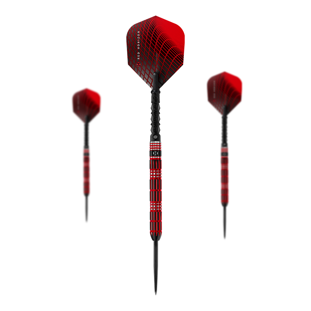 Harrow's Red Horizon steel darts Das Bild zeigt drei rote Steeldarts mit schwarzem und rotem Muster. Der mittlere Dart ist größer und im Vordergrund, während die anderen beiden im Hintergrund stehen.