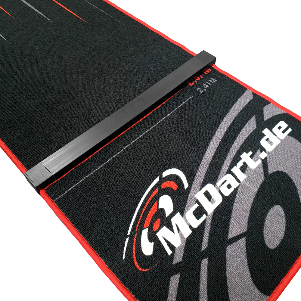 McDart Oche für Dartteppiche Das Bild zeigt einen Dartteppich mit dem Produktnamen "McDart Oche für Dartteppiche." Auf dem Teppich ist das Logo "McDart.de" sowie eine schwarze Oche-Linie zum Abwurf abgebildet.