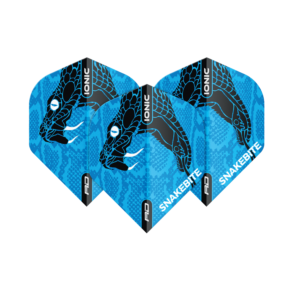 TF6569_Red_Dragon_Hardcore_Ionic_Snakebite_Blue_Head_Standard_Flights_1Lry6DaSb3K4zr Auf dem Bild sind drei blaue Dart-Flights mit einem schwarzen Schlangenkopf-Design zu sehen. Auf den Flights stehen die Worte „IONIC“ und „SNAKEBITE“.