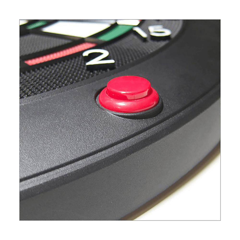G01250_GranBoard_3S_LED_Elektronisches_Dartboard_2 Das Bild zeigt einen Ausschnitt des GranBoard 3S LED Elektronisches Dartboard. Zu sehen ist ein roter Knopf auf dem Gehäuse des Dartboards.