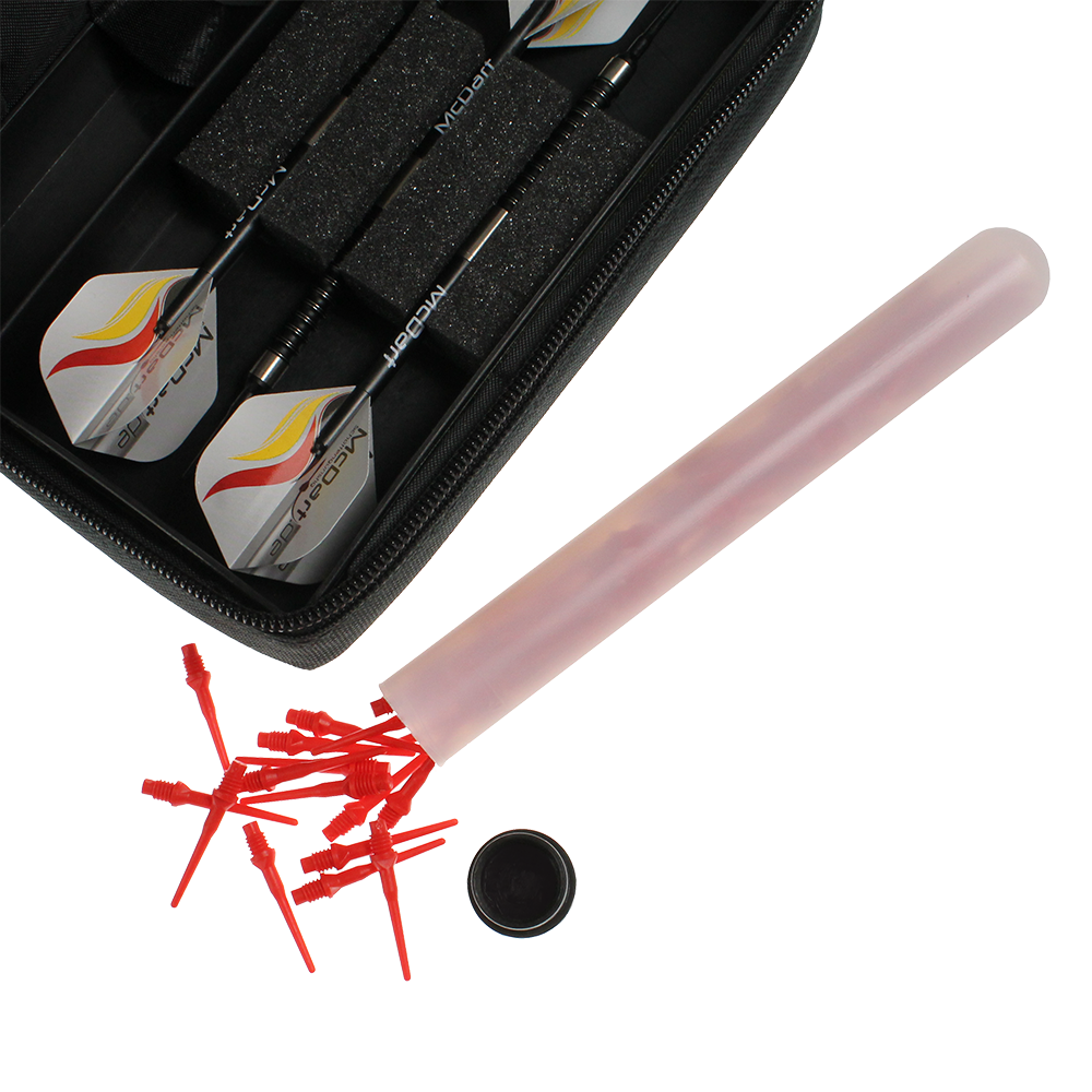 705_McDart_Tasche_Klein_6 Die Abbildung zeigt das Produkt "McDart Tasche Klein", in dem mehrere Dartpfeile sicher aufbewahrt werden. Daneben liegt ein Röhrchen mit vielen roten Spitzen.