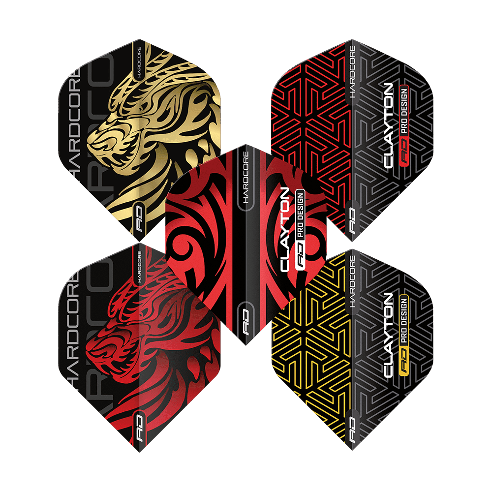 X0800_Red_Dragon_Jonny_Clayton_Flight_Collection_2 Das Bild zeigt eine Kollektion von sechs verschiedenen Dart-Flights mit dem Namen "Red Dragon Jonny Clayton Flight Collection". Die Flights haben auffällige Designs in Schwarz, Rot und Gold mit Mustern und dem Schriftzug "Clayton".