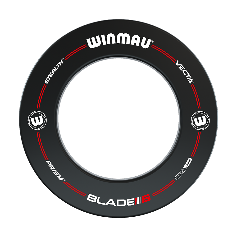 B6XLSET_Winmau_Blade_6_Dartboard_Set_mit_2_Sets_Darts_und_Winmau_Surround_3 Das Bild zeigt einen schwarzen Dartboard-Surround-Ring der Marke Winmau. Auf dem Ring stehen verschiedene Begriffe wie "Blade 6", "Prism", "Stealth" und "Vecta".