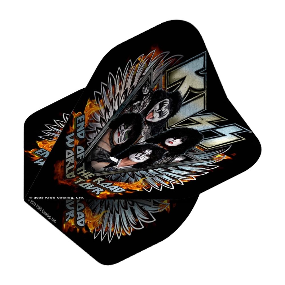 Das Bild zeigt die "Mission Kiss End Of The Road No2 Standard Flights" mit dem Motiv der Band Kiss. Auf den Flights sind die Bandmitglieder, Flammen und der Schriftzug "End Of The Road Tour" abgebildet.