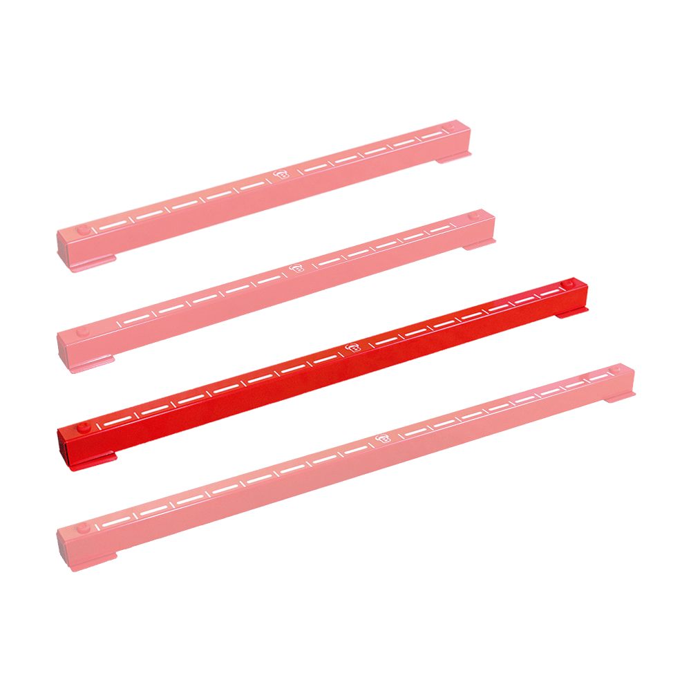 Das Bild zeigt vier rote Metallleisten des Produkts "Bulls Oky Metall Oche". Sie sind mit weißen Markierungen versehen und werden beim Darts als Wurflinie verwendet.