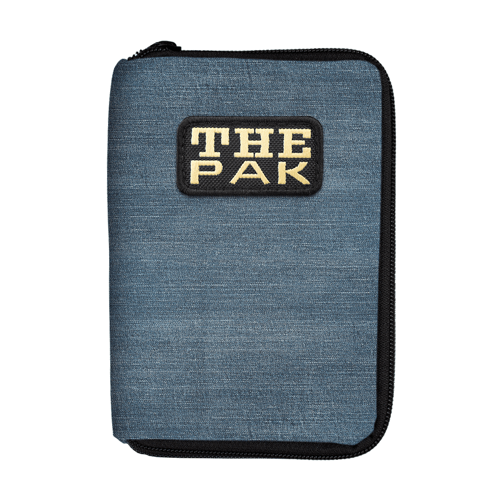 715TP_The_PAK_Jeans_Editon_Darttasche_1 Die Abbildung zeigt das Produkt "The Pak Jeans Edition Darttasche". Die Tasche ist blau und hat vorne ein auffälliges "THE PAK"-Logo.