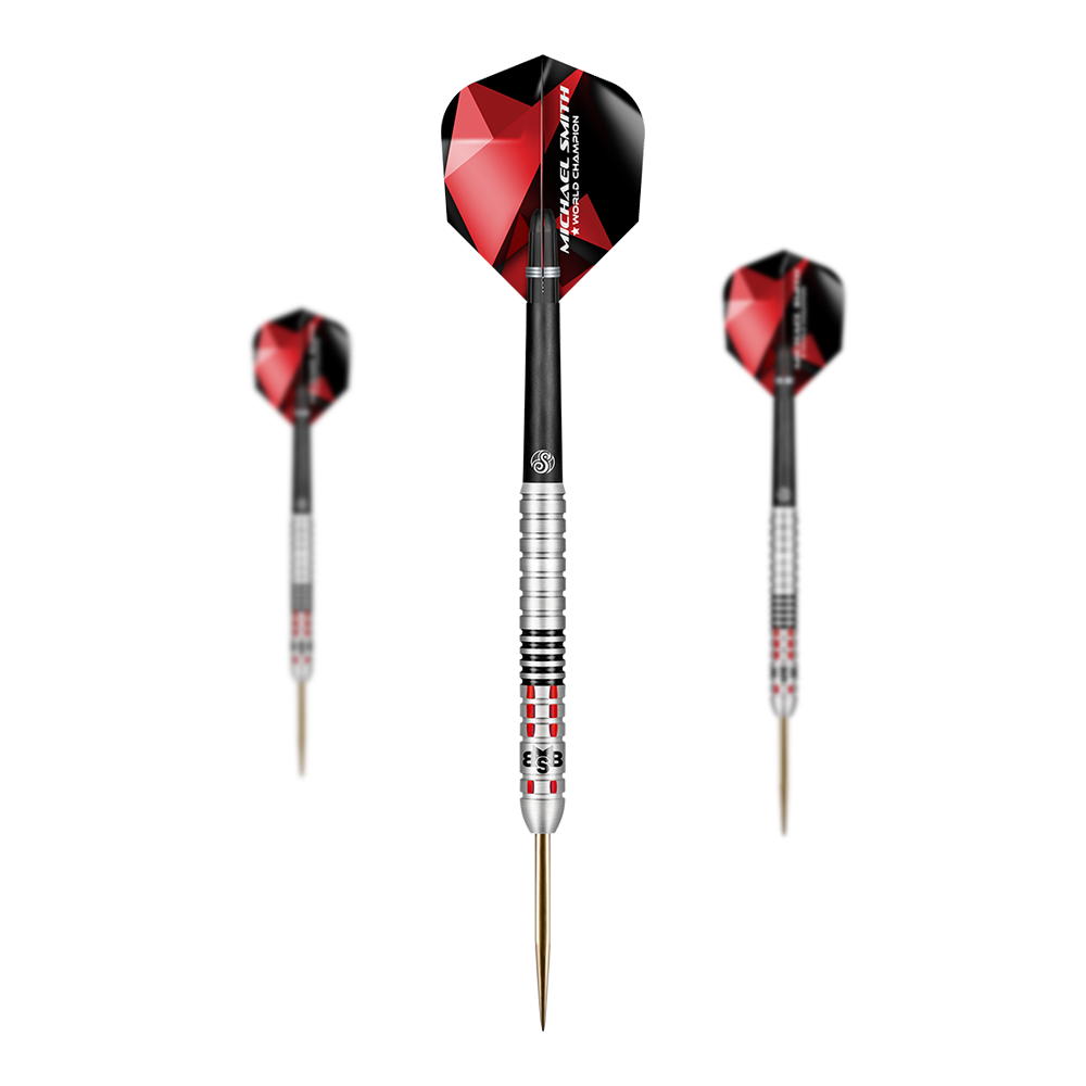 Shot Michael Smith Achieve Steel Darts Das Bild zeigt drei Steeldarts mit silbernen Griffen und roten, schwarzen Flights. In der Mitte ist ein Dart in Großaufnahme zu sehen, während rechts und links je ein Dart kleiner abgebildet sind.