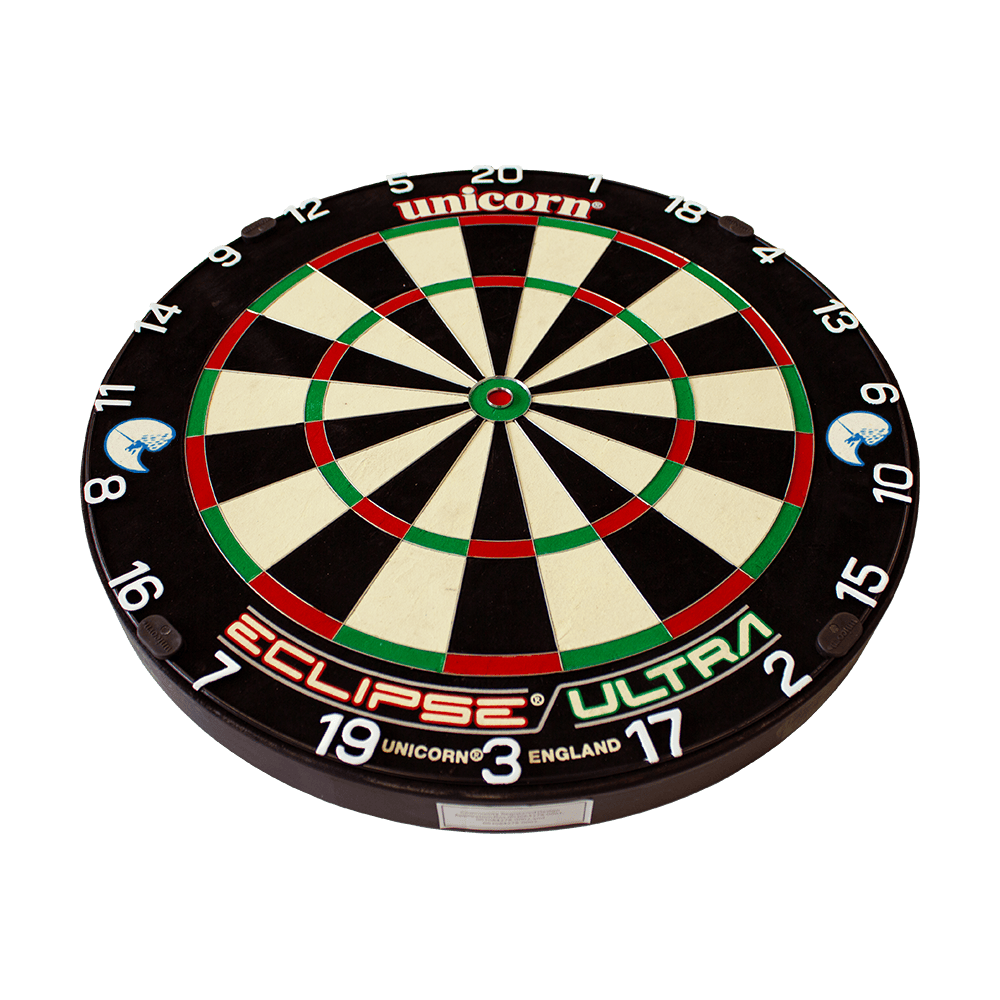 Unicorn Eclipse Ultra steel dartboard Das Bild zeigt eine Unicorn Eclipse Ultra Steeldartboard. Die Dartscheibe hat ein klassisches Design mit schwarzen, weißen, roten und grünen Feldern sowie klaren Zahlen.