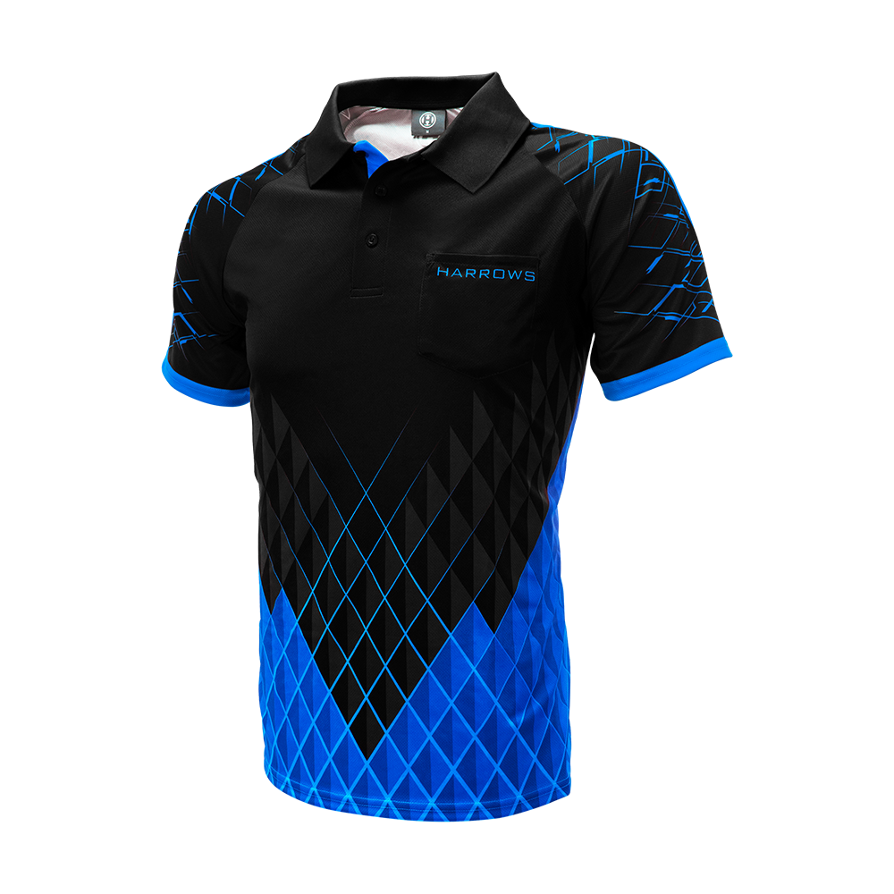 HRS-26135_Harrows_Paragon_Dartshirt_Blau_3 Das Bild zeigt das Harrows Paragon Dartshirt in Blau. Das Shirt hat ein modernes, geometrisches Muster in Schwarz und Blau mit einem Kragen und einer Brusttasche.