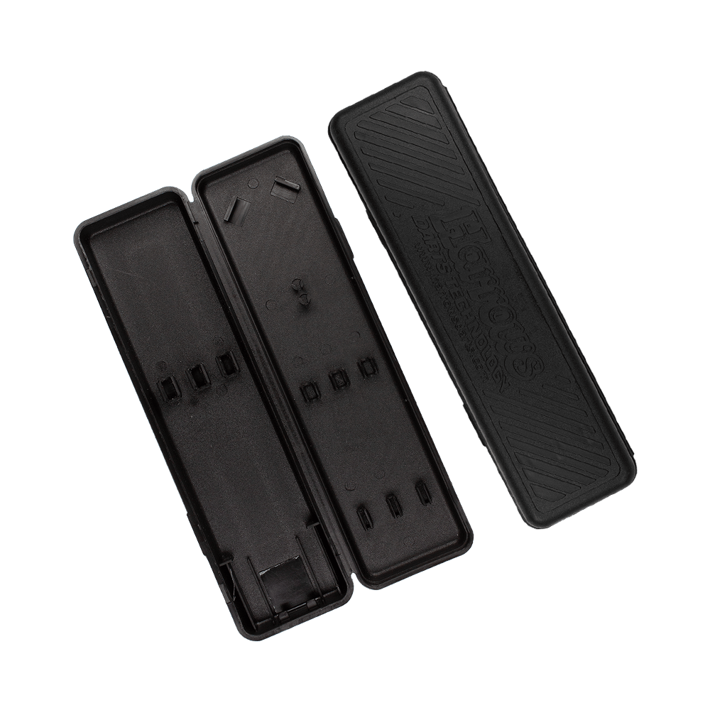 Harrows_Plastikbox3DMw3H44XBJpp Das Bild zeigt ein geöffnetes, schwarzes Etui für Softdarts der Marke Harrows. Auf dem abgenommenen Deckel steht „Harrows Darts Technology“.