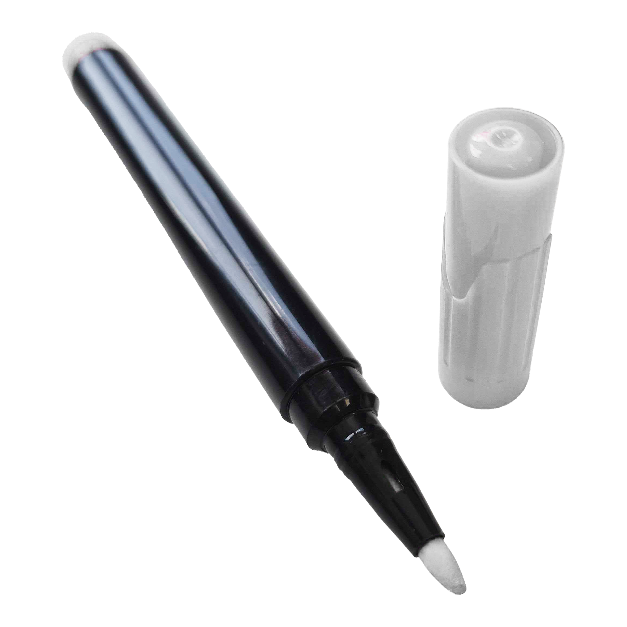 Auf dem Bild ist ein schwarzer Whiteboardmarker mit abgenommener weißer Kappe zu sehen. Der Marker liegt schräg, während die Kappe daneben steht.