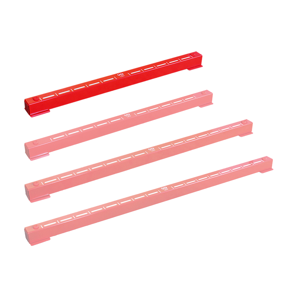 67821_Bulls_Oky_System_Metall_Oche_O60_2 Das Bild zeigt vier rote Metallstreifen, die als Bulls Oky Metall Oche bekannt sind. Diese werden beim Darts verwendet, um die Abwurflinie auf dem Boden zu markieren.