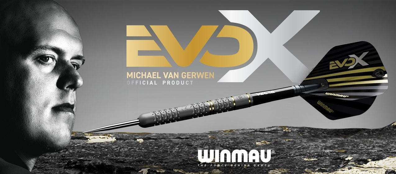 Links im Bild sieht man das Porträt eines Mannes in Schwarz-Weiß. Rechts daneben ist ein Dartpfeil sowie das Logo "EVO X" und die Marke "Winmau" zu sehen.