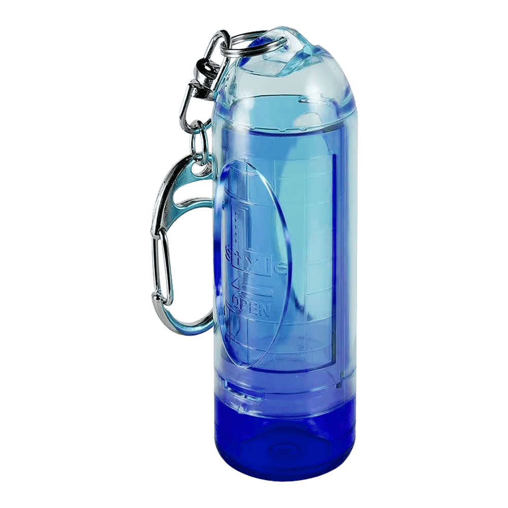 Dies ist ein blauer, transparenter Kunststoffbehälter mit einem Karabiner. Er eignet sich zum Aufbewahren kleiner Gegenstände und kann einfach an Taschen befestigt werden.