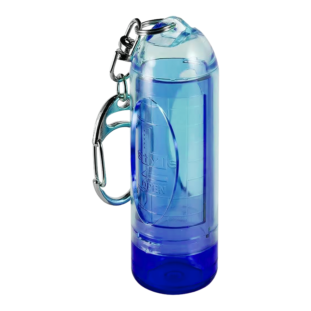 L-L-Styleipstock Tip Case Dies ist ein blauer, transparenter Kunststoffbehälter mit einem Karabiner. Er eignet sich zum Aufbewahren kleiner Gegenstände und kann einfach an Taschen befestigt werden.