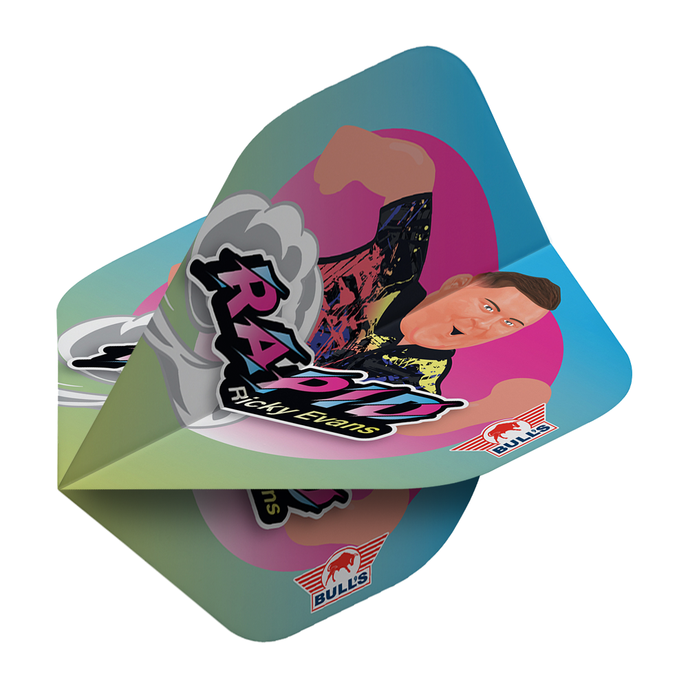 Bulls NL Player 100 Ricky Evans Cartoon No2 Standard Flights Das Bild zeigt das Produkt "Bulls NL Player 100 Ricky Evans Cartoon No2 Standard Flights" mit einer bunten Cartoon-Grafik von Ricky Evans. Auf dem Flight sind außerdem der Schriftzug "RAPID Ricky Evans" und das Bulls-Logo zu sehen.