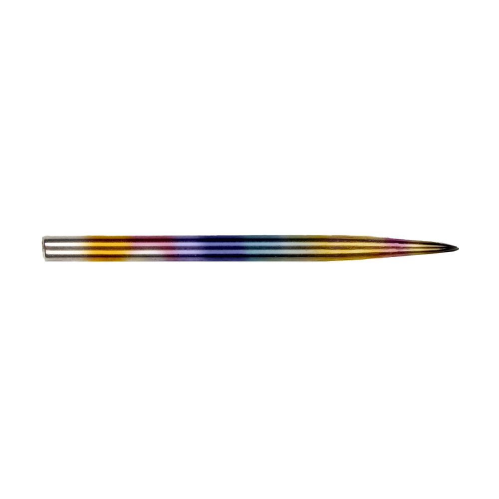 Dies ist eine bunte Stahlspitze für Dartpfeile. Die Spitze zeigt einen Farbverlauf in Regenbogenfarben.