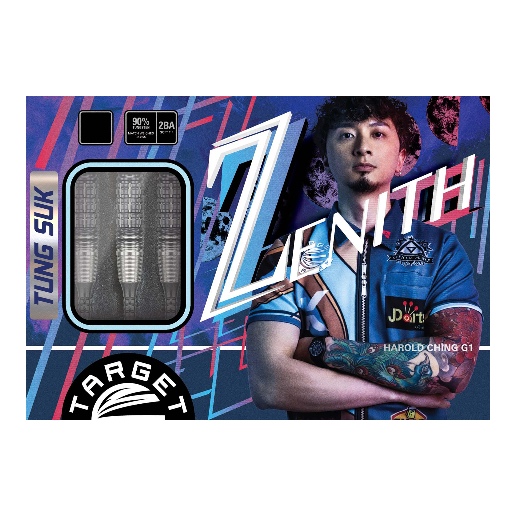 Das Bild zeigt die Verpackung der "Target Japan Prime Series Harold Ching GEN1 Zenith MAX Softdarts - 21g". Links sind die drei Darts sichtbar, während rechts eine Person mit verschränkten Armen abgebildet ist.