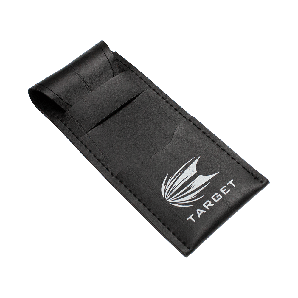 Das Bild zeigt ein schwarzes Etui mit dem weißen Logo und Schriftzug "TARGET" darauf. Es dient zur Aufbewahrung von Softdarts, wie zum Beispiel den Target RVB 80% Black Tungsten Softdarts.