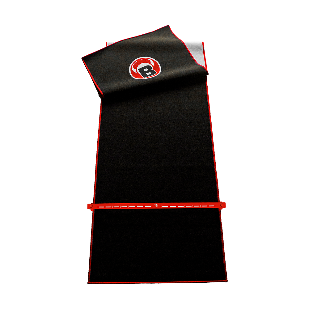 Das Bild zeigt den "Bulls Oky System SET - Teppich mit Metall Oche". Es handelt sich um einen schwarzen Teppich mit rotem Rand und integriertem Metall-Oche für Dartspiele.