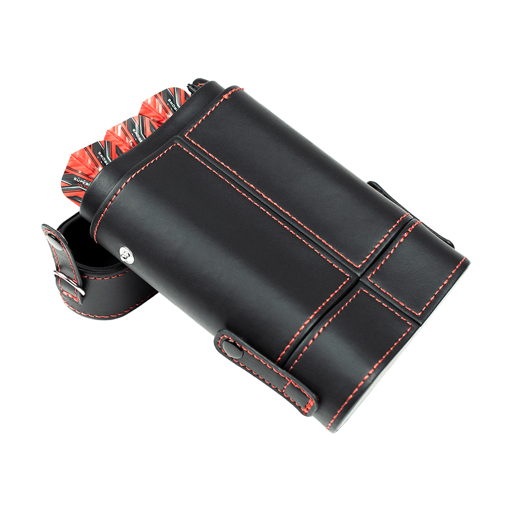 Das Bild zeigt ein schwarzes Dart-Etui mit roten Nähten, das einige Dartpfeile enthält. Es handelt sich um das Produkt „Harrows Prima Dartcase“.