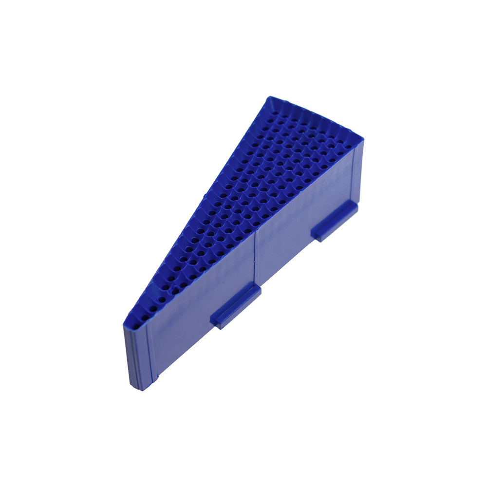 LW2_L-wen_Dart_Ersatzfeld_Single_Innen_Blau_1_Originalteil Das Bild zeigt ein blaues Ersatzfeld für eine Löwen Dart-Scheibe. Das Feld ist dreieckig und hat viele kleine Löcher für die Dartspitzen.