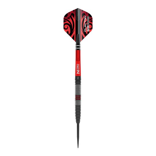 Das Bild zeigt einen Red Dragon Jonny Clayton Hiraeth Steeldart. Der Dart ist in Schwarz und Rot gehalten und hat auffällige Muster auf den Flights.