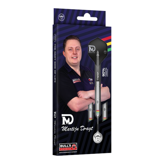 Bulls Martijn Dragt Steel Darts - 24g Die Abbildung zeigt die Verpackung der "Bulls Martijn Dragt Steeldarts - 24g". Auf der Schachtel ist ein Bild von Martijn Dragt sowie die abgebildeten Steeldarts zu sehen.