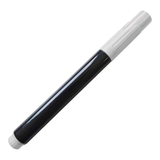 Auf dem Bild ist ein schwarzer Whiteboard-Marker mit weißer Kappe zu sehen. Der Marker liegt schräg auf einem neutralen Hintergrund.