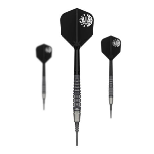 Das Bild zeigt drei schwarze Softdarts der Serie "Target Japan Prime Series Harold Ching GEN1 Zenith MAX" mit 21g Gewicht. Die Darts haben silberne Details am Griff und schwarze Flights mit weißem Logo.