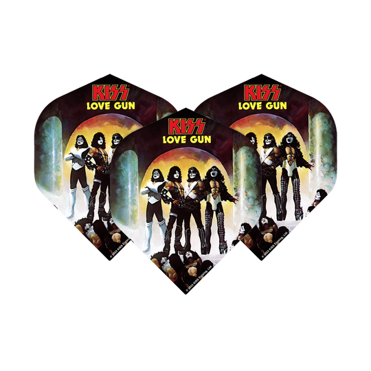 Das Bild zeigt drei Dartflights mit dem Aufdruck "KISS LOVE GUN" und einer Abbildung der Bandmitglieder. Die Flights sind im Design des bekannten Kiss-Albums "Love Gun" gestaltet.