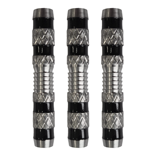 McDart Knurled Grip Soft Dart Barrels - 18g Das Bild zeigt drei silberne Softdart-Barrels mit einem geriffelten Griff und schwarzen Rillen. Es handelt sich um das Produkt „McDart Knurled Grip Softdart-Barrels - 18g“.