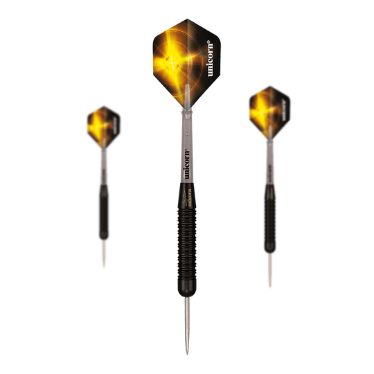 Das Bild zeigt drei Steeldarts des Modells "Unicorn Black Brass Gary Anderson V1". Die Flights sind schwarz mit einem gelben, leuchtenden Design und der Schrift "Unicorn" bedruckt.