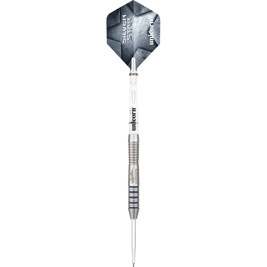 8775_Unicorn_Silver_Star_Var2_Gary_Anderson_Steeldarts_1NjG75OUTZwQhy Das Bild zeigt einen Unicorn Silver Star Var.2 Gary Anderson Steeldart. Der Dartpfeil ist silberfarben mit blauen Akzenten und hat einen Flight mit der Aufschrift "SILVER STAR" und "unicorn".