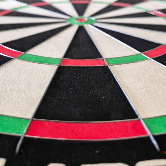 Winmau Blade X ProCore steel dartboard Das Bild zeigt das Produkt Winmau Blade X ProCore Steeldartboard. Dies ist eine hochwertige Steeldart-Dartscheibe für ambitionierte Spieler.